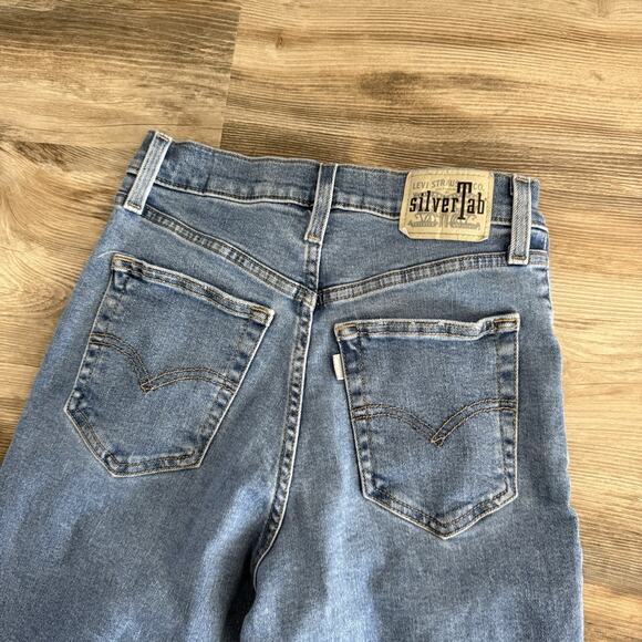 Levi’s SilverTab Mom Jeans Size 26 Medium Blue Wash Distressed - Picture 4 of 6